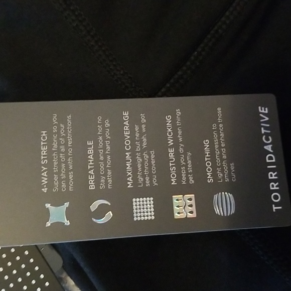 NWT Torrid active capri legging size 2/ 2x / 18-20 black with pockets - Picture 3 of 3